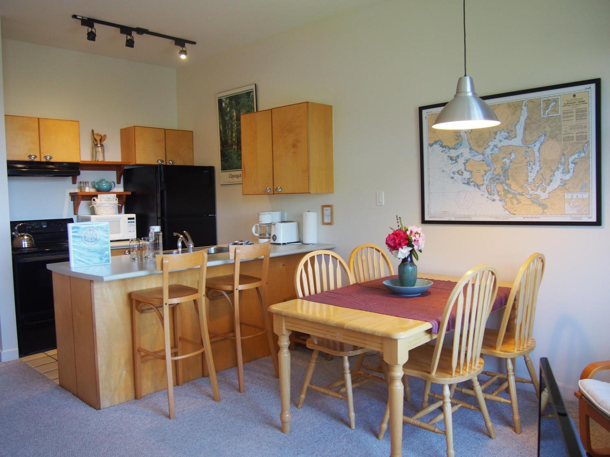 Island Village Properties At Fred Tibbs Tofino Zewnętrze zdjęcie